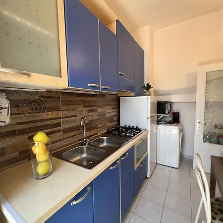 House With Terrace In - Civico 5 شقة
